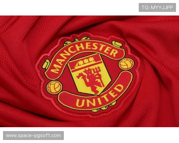 英格兰双红会赛场外花絮频出球迷热情高涨营造浓郁足球氛围