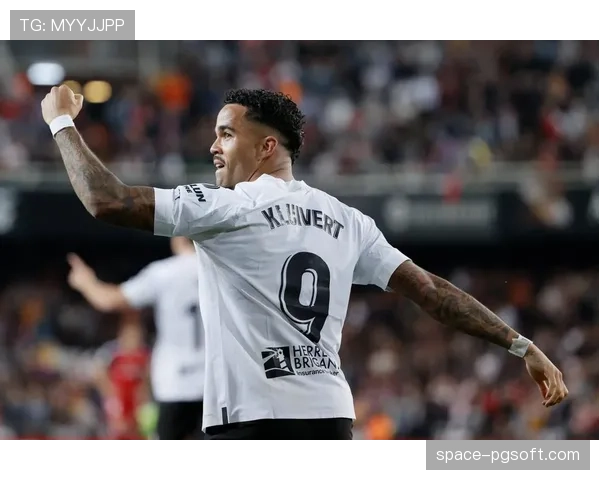 瓦伦西亚公布新主场球衣设计，融入传统丝绸图案